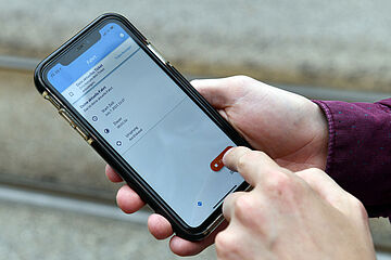 Handy mit offener swa BiBo-App zum Ticket kaufen. - Beim anklicken wird das Bild vergrößert.