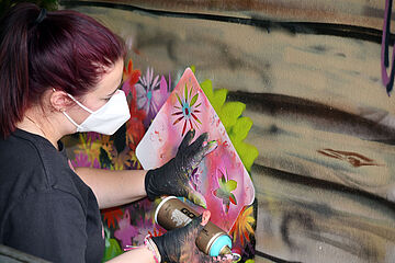 Frau mit Blumenschablone. - Beim anklicken wird das Bild vergrößert.