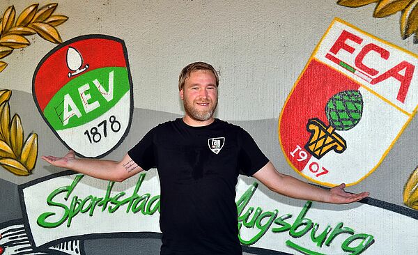 Header: Person steht vor Graffiti 