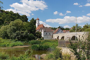 Alte Bruckmühle in Harburg Schwaben. Im Vordergrund ist eine Brücke und ein Fluss. Ein Klick sorgt für eine Großansicht des Bildes.