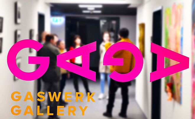 Personen stehen in einem Flur mit Gemälden an der Wand. Im Vordergrund ist das Banner "GAGA Gaswerk Gallery" zu sehen. Weiterverlinkung auf Gaswerk History, Art and Sound-Führung Newsartikel