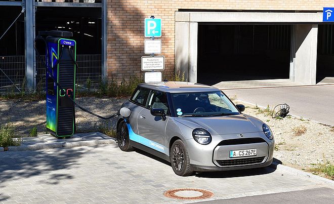 Ein parkendes eCarsharing-Auto