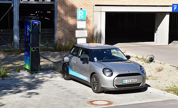 Ein parkendes eCarsharing-Auto
