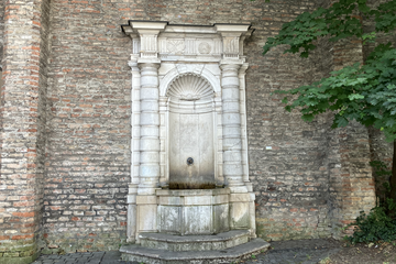 Trinkwasserbrunnen am Roten Tor in Augsburg. Ein Klick auf das Bild sorgt für eine Großansicht