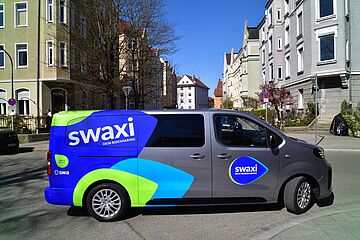 Auto mit Stadt im Hintergrund