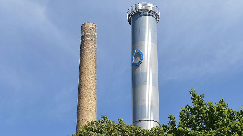 swa Fernwärme Verbrennungsanlage mit Bäumen im Vordergrund