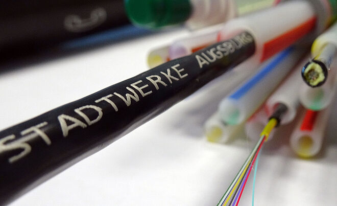 Glasfaserkabel mit Stadtwerke Augsburg beschriftet.