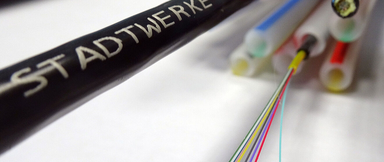 Glasfaserkabel mit Stadtwerke Augsburg beschriftet.
