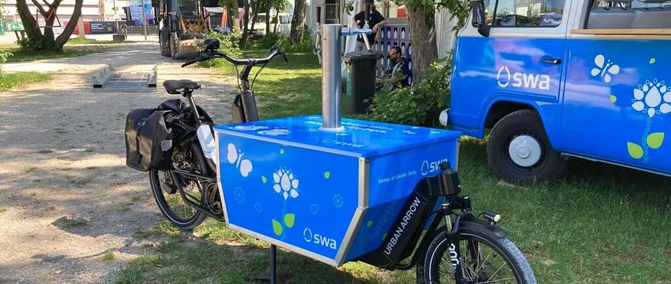 swa Wasserlastenrad vor dem swa Wasser Bulli. Weiterverlinkung auf Modular 2024 Gaswerk Newsartikel