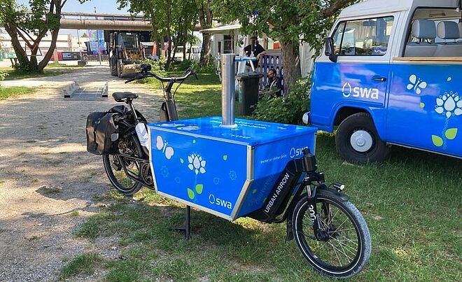 swa Wasserlastenrad vor dem swa Wasser Bulli. Weiterverlinkung auf Modular 2024 Gaswerk Newsartikel