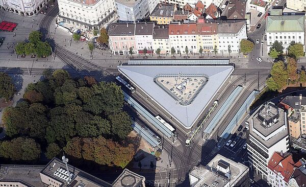 Haltestelle Königsplatz und Bäume aus der Vogelperspektive. Weiterverlinkung auf swa Mobilitätsprojekteseite
