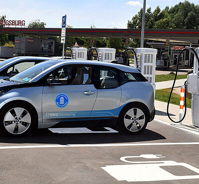 Header: Autos geparkt auf Ladeparkplatz