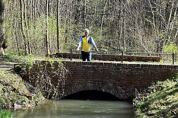 Mann auf Brücke im Wald. - Ein Klick auf das Bild führt zur vergrößerten Fotoansicht.