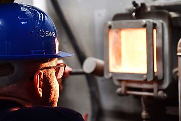 Ein Techniker im Biomasseheizkraftwerk. - Ein Klick auf das Bild führt zur Fotoansicht.