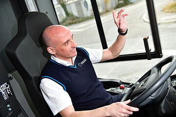 Ein swa Busfahrer grüßt freundlich - Ein Klick auf das Bild führt zur Fotoansicht.