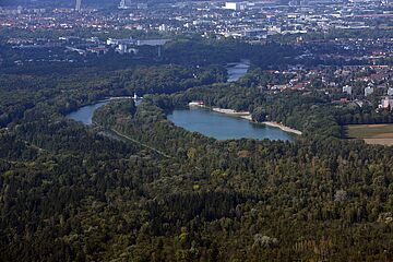 Blick auf den Siebentischwald, aus der Luft. Im Hintergrund Wohngegend. - Beim anklicken wird das Bild vergrößert.  