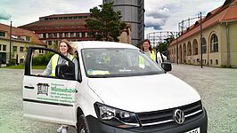 Zwei Personen steigen aus dem Kältemobil