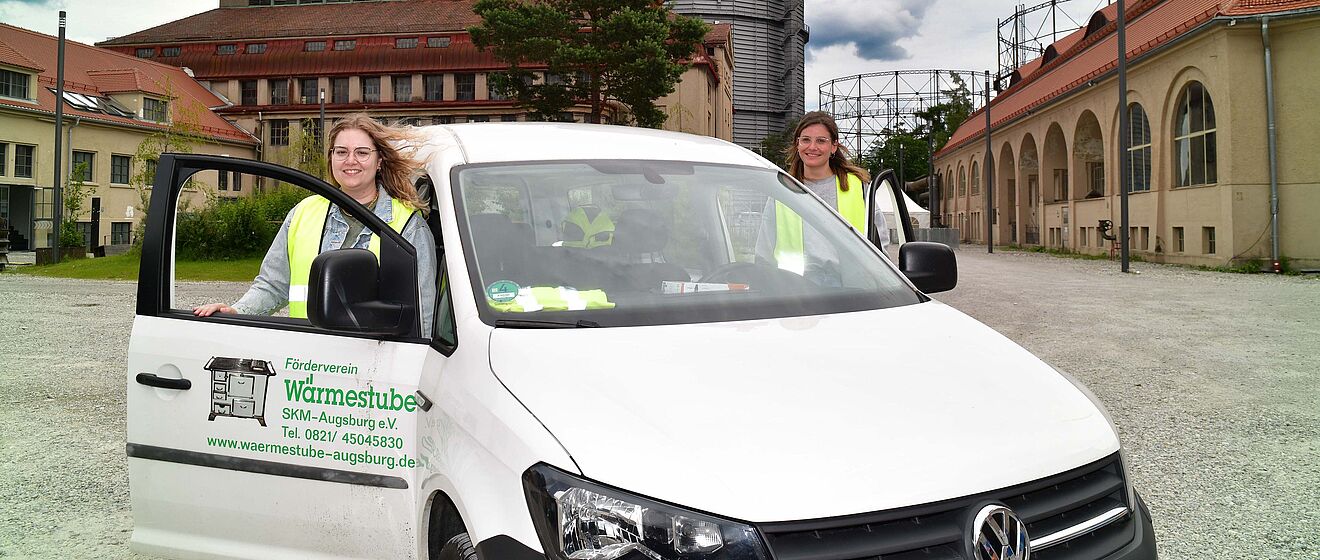 Zwei Personen steigen aus dem Kältemobil auf dem Gaswerksgelände
