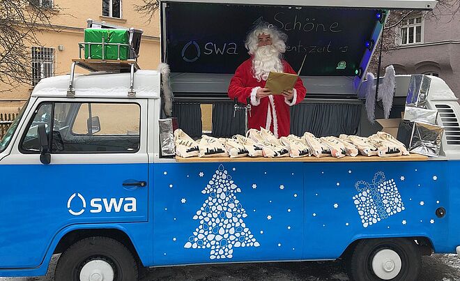 Nickolaus steht in swa Wasserbulli und lies etwas aus seinem Buch vor