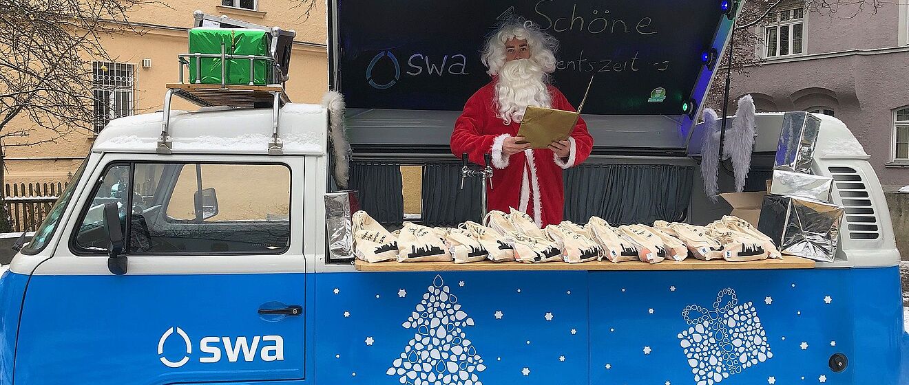 Nickolaus steht in swa Wasserbulli und lies etwas aus seinem Buch vor