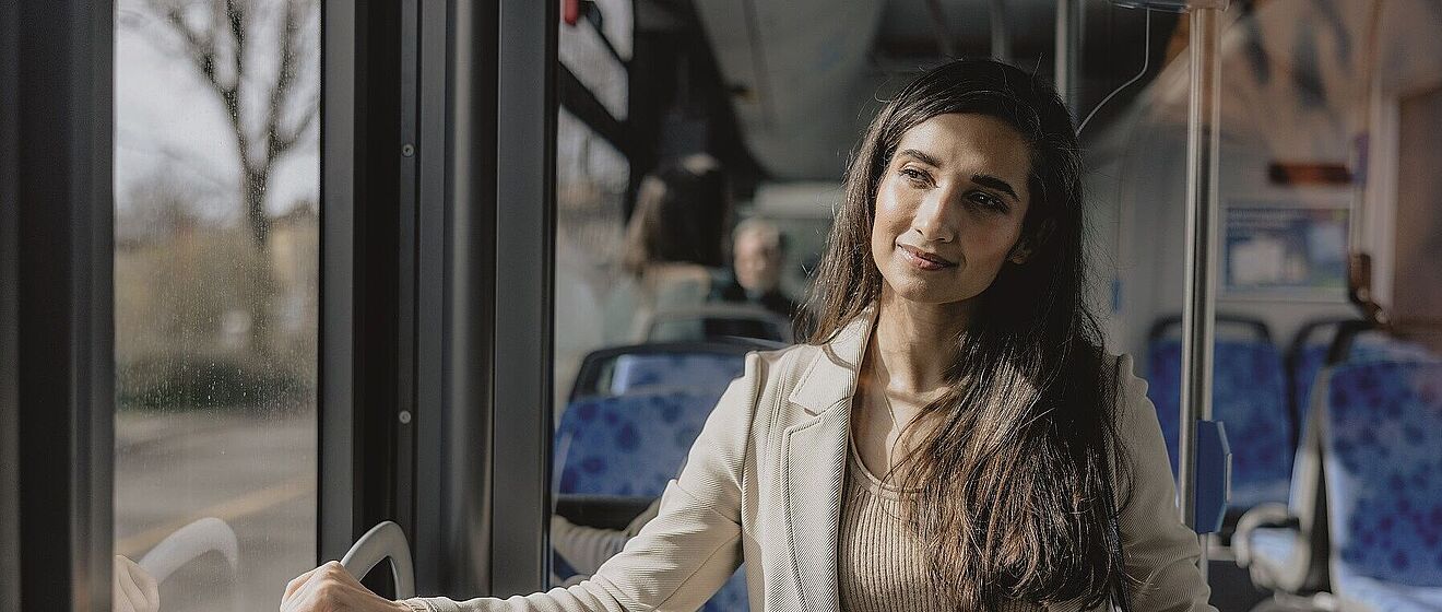 Bild einer Pendlerin in einem Bus der swa
