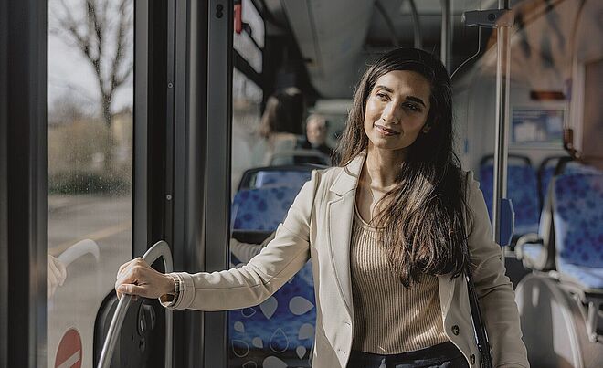 Bild einer Pendlerin in einem Bus der swa
