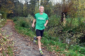 Mann Joggt neben Brunnenbach - Ein Klick auf das Bild führt zur vergrößerten Fotoansicht.