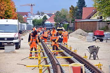 Neue Gleise werden verlegt. - Ein Klick auf das Bild führt zur vergrößerten Fotoansicht.