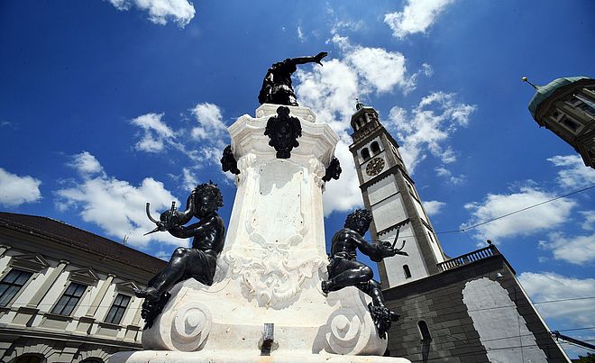 Bild vom Augustusbrunnen. - Ein Klick auf das Bild führt zur vergrößerten Fotoansicht.