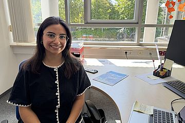 swa Talent Reyhan Celik an ihrem Schreibtisch