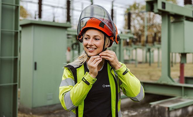 Frau mit Helm in der Netzeanlage. Weiterverlinkung zu swa Karriereseite