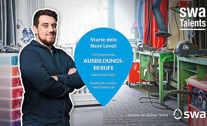 Junger Herr in einer Werkstatt. Zentral die Aufschrift "Starte dein Next Level: Fünf spannende Ausbildungsberufe warten auf dich! Bewirb dich unter: swa-talents.de.
