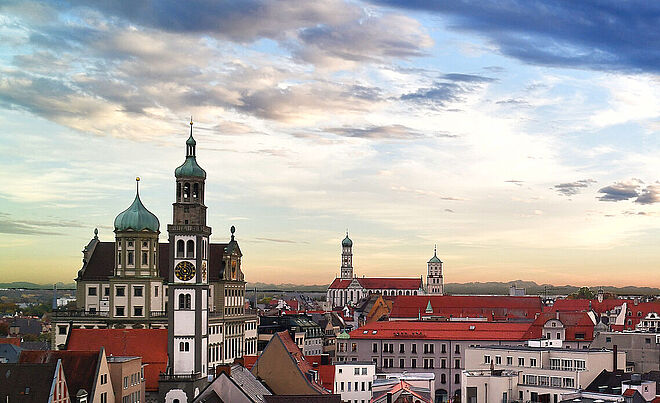 Augsburg Innenstadt mit dem Perlachturm und Rathaus im Hintergrund. Weiterverlinkung auf swa unischtbar vernetzt Artikel