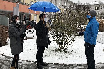 Mann gibt ein Interview. - Ein Klick auf das Bild führt zur vergrößerten Fotoansicht.