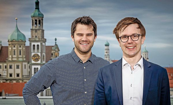 Dr. Florian Samweber und Daniel Lassahn und im Hintergrund der Rathausplatz.