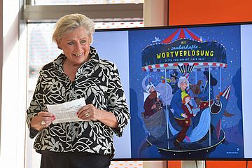Inga Gölitz, erste Vorsitzende des Vereins „Freunde der Augsburger Stadtbücherei e.V.“, eröffnete die Veranstaltung und begrüßte die Kinder und Lehrkräfte.