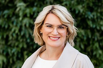 Oberbürgermeisterin Eva Weber lächelt in die Kamera. - Ein Klick auf das Bild führt zur vergrößerten Fotoansicht 