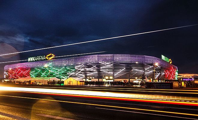 Die WWK ARENA in Augsburg bei Nacht, das Heimstadion des FC Augsburg.