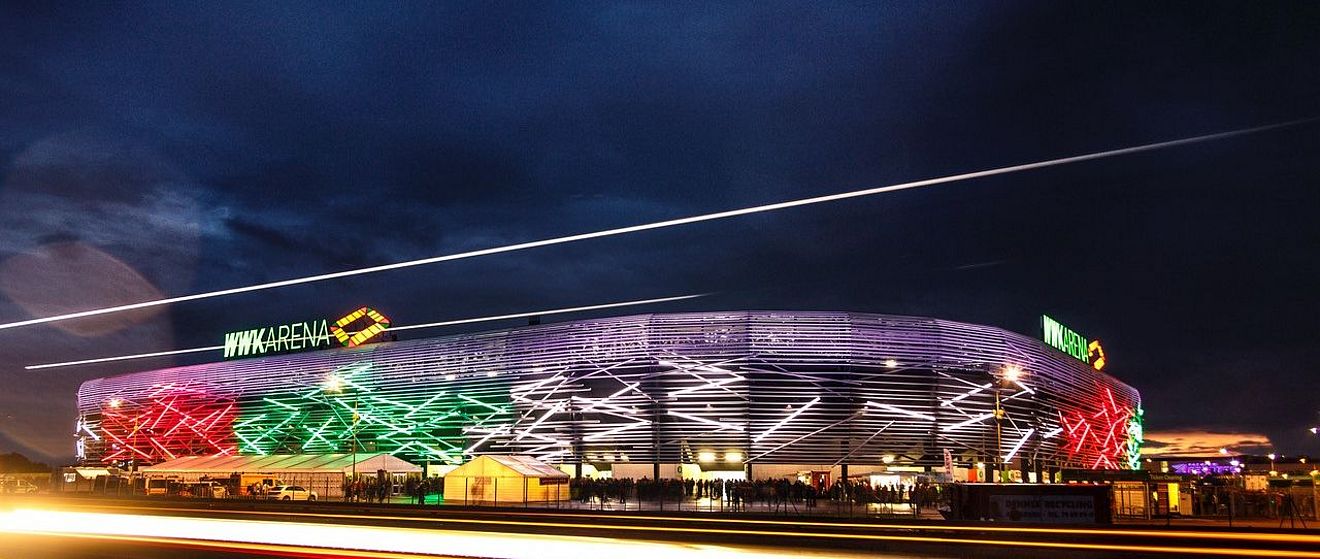 Die WWK ARENA in Augsburg bei Nacht, das Heimstadion des FC Augsburg.