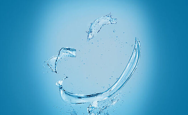 Wasserspritzer formen einen lachenden Smiley. Weiterverlinkung auf die swa klimaneutrales Wasser Seite