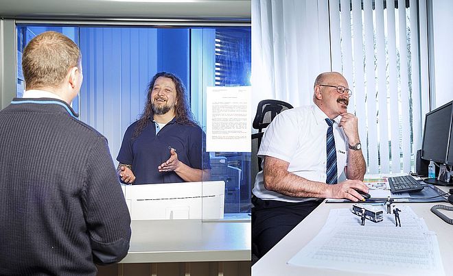 Johann Berglmeir sitzt an seinem arbeitsplatz und Michael Paffenholz unterhält sich mit einem swa Busfahrer.
