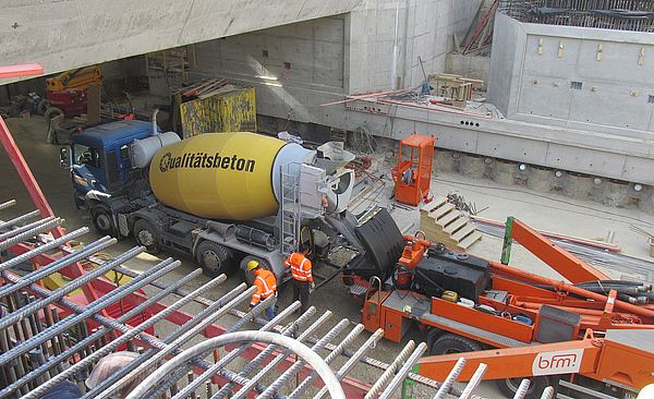 Ein Betonmischer entladet Material an einer Baustelle am Hauptbahnhof.