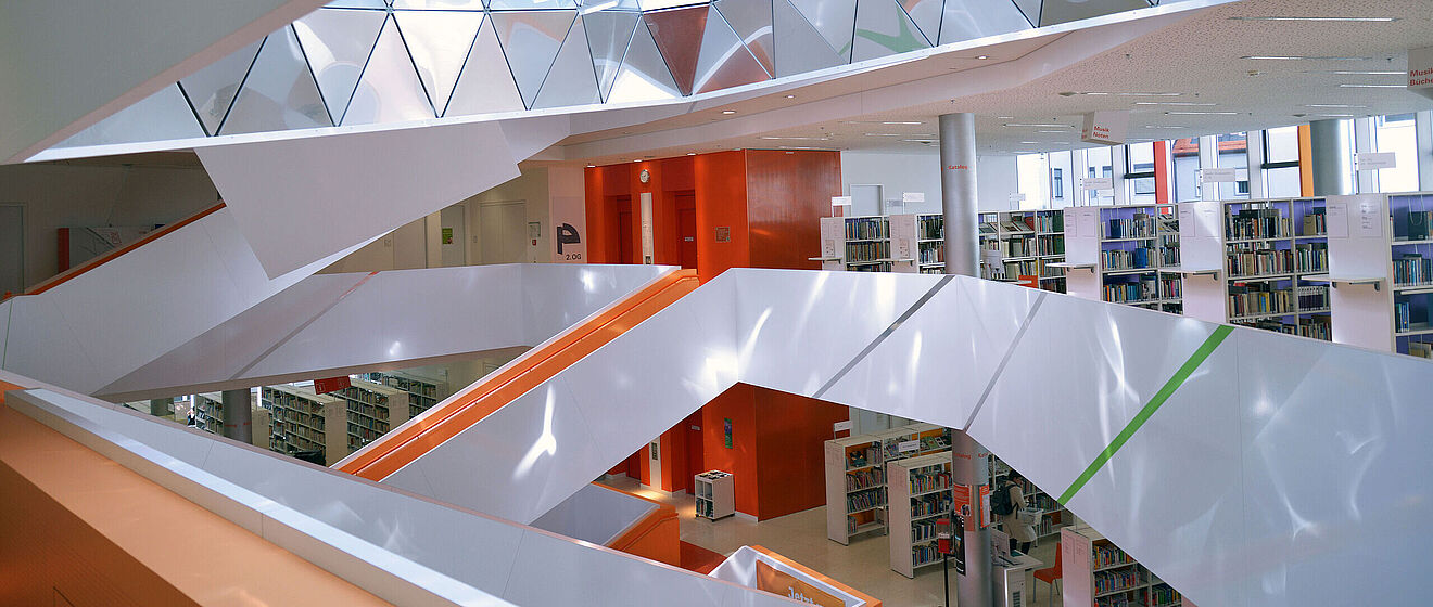 Blick auf viele Bücherregale im Inneren der Stadtbibliothek Augsburg