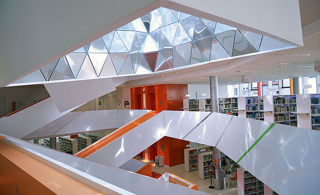 Blick auf viele Bücherregale im Inneren der Stadtbibliothek Augsburg