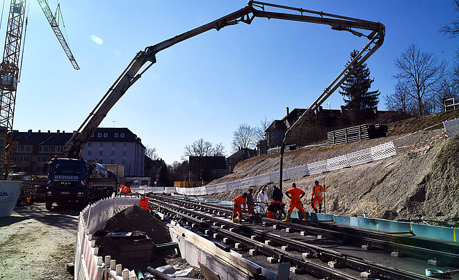 Foto von Gleisbauarbeiten auf der Bahnhofsbaustelle.