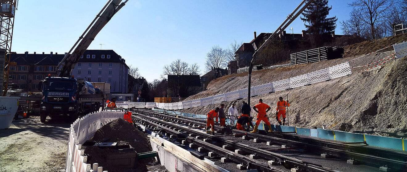 Foto von Gleisbauarbeiten auf der Bahnhofsbaustelle.