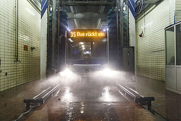Bus in Waschanlage. - Beim anklicken wird das Bild vergrößert.