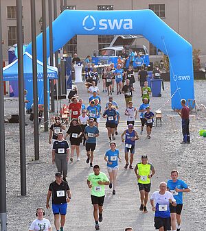 Ziel des swa Spendenlaufs mit Läufern