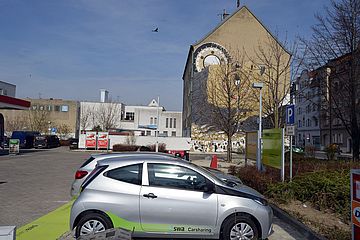 Zwei swa Carsharing Autos auf einem Parkplatz in der Stadt. - Ein Klick auf das Bild führt zur vergrößerten Fotoansicht. 