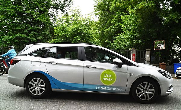 swaxi Auto steht auf einer Straße. 